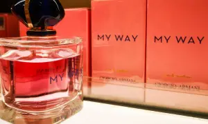 Perfumy Giorgio Armani My Way – mój sposób na wyjątkowy zapach. Elegancka butelka i różowe pudełka.