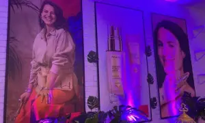 Plakaty reklamowe z kobietami i kosmetykami. Na jednym z nich widać serum z napisem protinol co to jest, kluczowy składnik odmładzający.