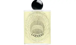 Elegancka butelka perfum Diptyque L'Eau Papier z czarną, błyszczącą nakrętką. Jasnożółty płyn i ozdobna etykieta z napisem "34 boulevard saint germain".