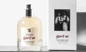 Perfumy Berry Me z nutami jagód, bursztynu i palonego cukru. Ten zapach gourmand przywołuje wspomnienia z dzieciństwa.