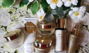 Zestaw kosmetyków Anew Ultimate, by Twoja skóra odżyła anew. Kremy, serum i maska w złotych opakowaniach.