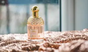 Elegancka butelka perfum Guerlain Aqua Allegoria Pera Granita na błyszczącym materiale. Czy Notino ma oryginalne perfumy? Tak, to dowód.