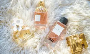 Jesienne zapachy: flakoniki perfum Daisy, Aqua Allegoria, L'Impératrice i Dolce&Gabbana na puszystym tle.