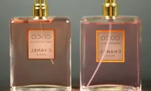 Dwie butelki perfum Chanel Coco Mademoiselle. Na każdej widoczny numer seryjny perfum.