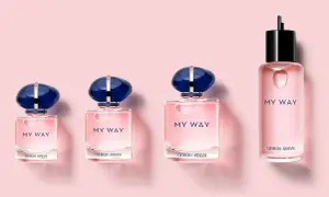 Różowe flakoniki perfum Giorgio Armani My Way w różnych rozmiarach, z granatowymi nakrętkami. My way nuty zapachowe.