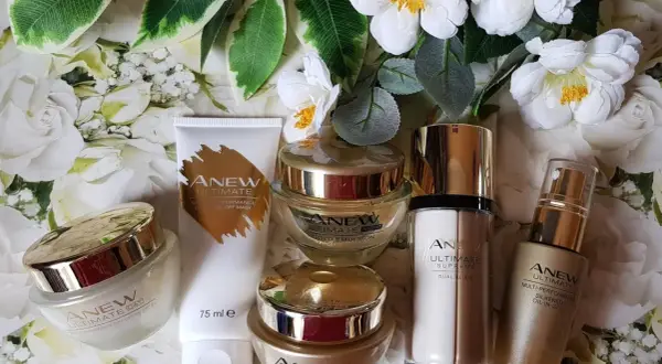 Zestaw kosmetyków Anew Ultimate, by Twoja skóra odżyła anew. Kremy, serum i maska w złotych opakowaniach.