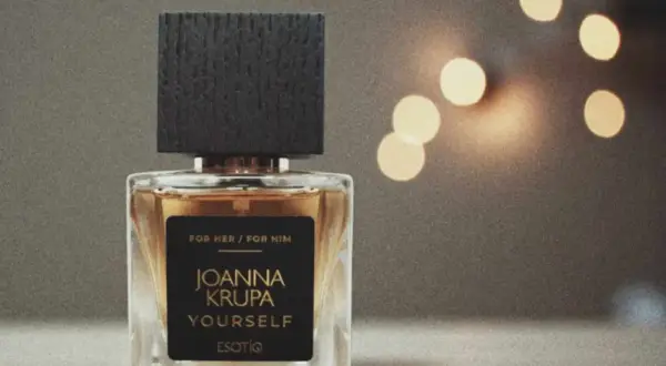 Eleganckie perfumy Joanna Krupa Yourself, unisex, z nutami zapachowymi, w szklanym flakonie z czarną nakrętką.