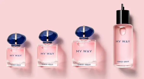 Różowe flakoniki perfum Giorgio Armani My Way w różnych rozmiarach, z granatowymi nakrętkami. My way nuty zapachowe.