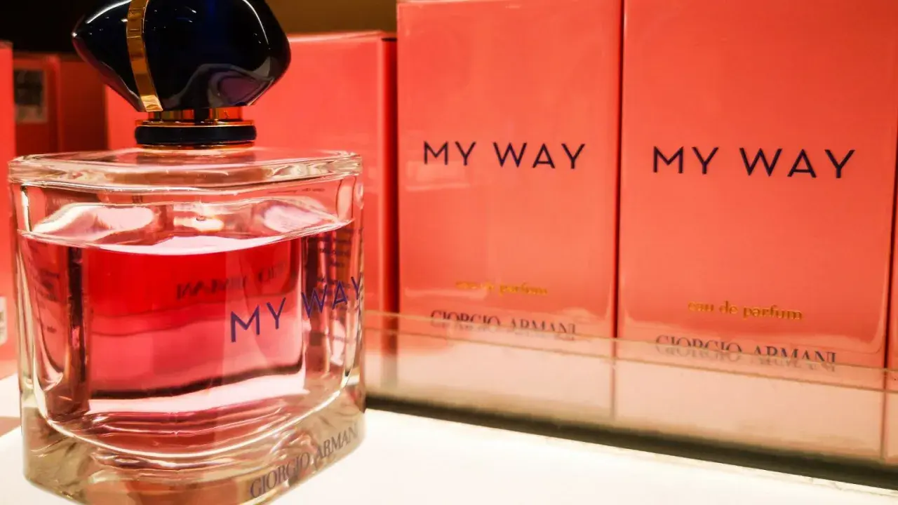 Perfumy Giorgio Armani My Way – mój sposób na wyjątkowy zapach. Elegancka butelka i różowe pudełka.
