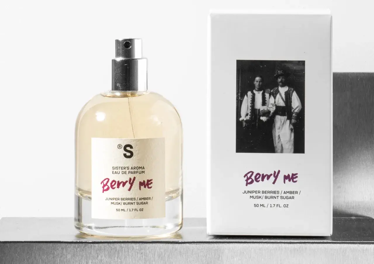 Perfumy Berry Me z nutami jagód, bursztynu i palonego cukru. Ten zapach gourmand przywołuje wspomnienia z dzieciństwa.