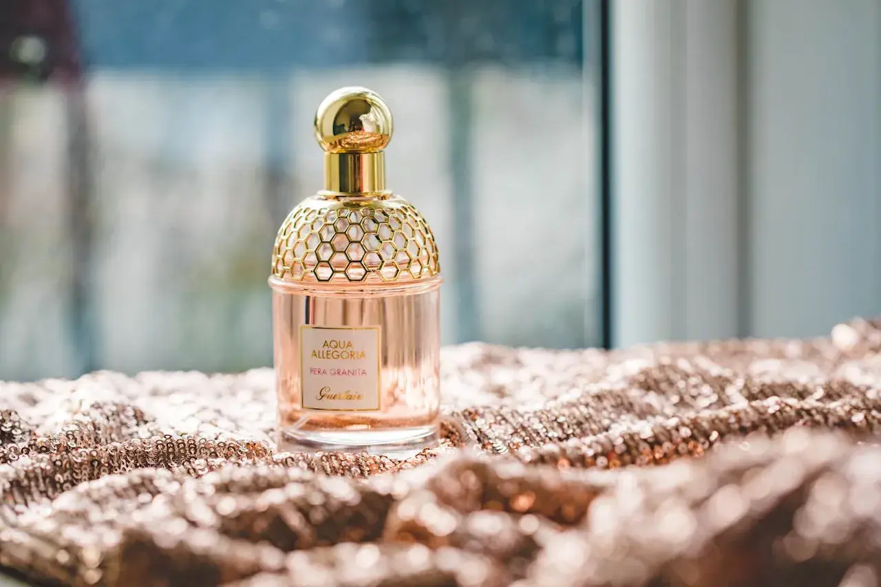 Elegancka butelka perfum Guerlain Aqua Allegoria Pera Granita na błyszczącym materiale. Czy Notino ma oryginalne perfumy? Tak, to dowód.