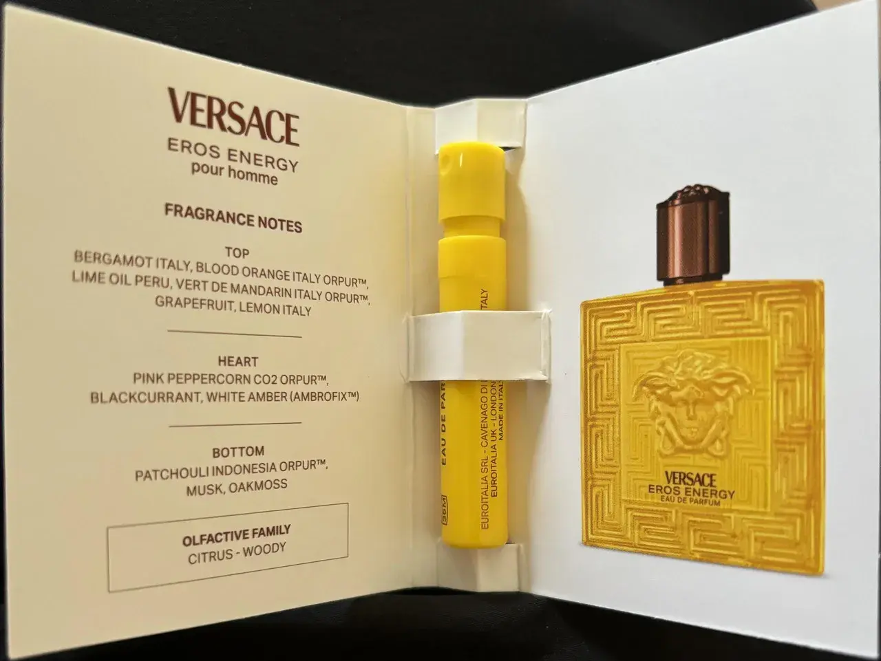 Próbka perfum Versace Eros Energy dla mężczyzn. Złota butelka i nuty zapachowe: cytrusowo-drzewne.