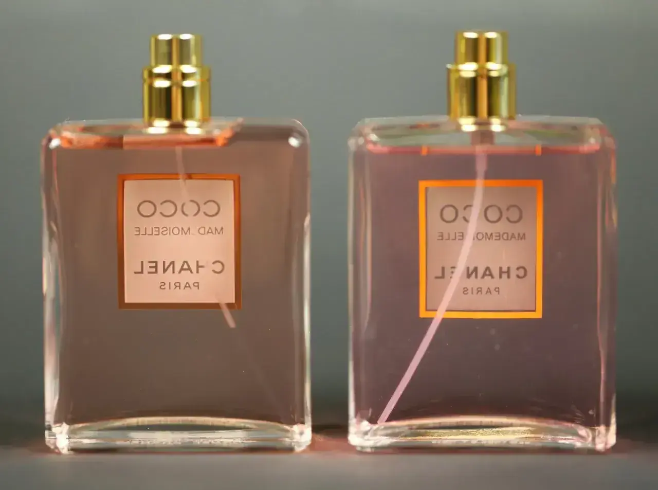 Dwie butelki perfum Chanel Coco Mademoiselle. Na każdej widoczny numer seryjny perfum.