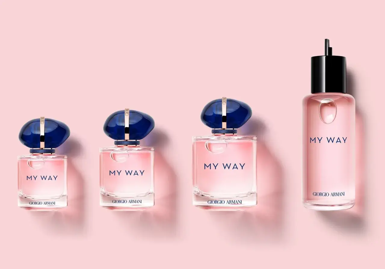 Różowe flakoniki perfum Giorgio Armani My Way w różnych rozmiarach, z granatowymi nakrętkami. My way nuty zapachowe.
