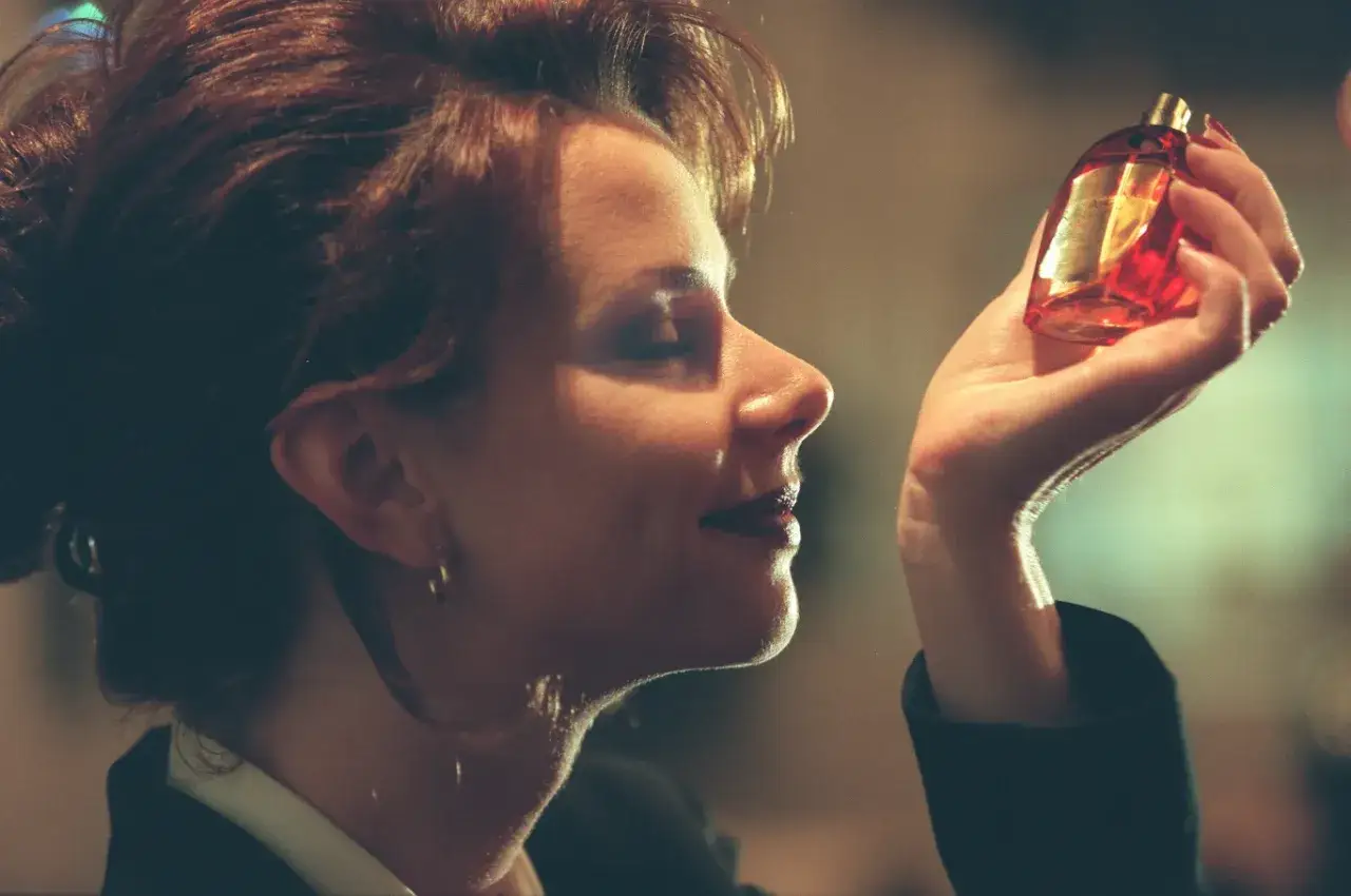 Kobieta wącha perfumy, szukając swojego idealnego zapachu. Może to będzie mój way zamiennik?