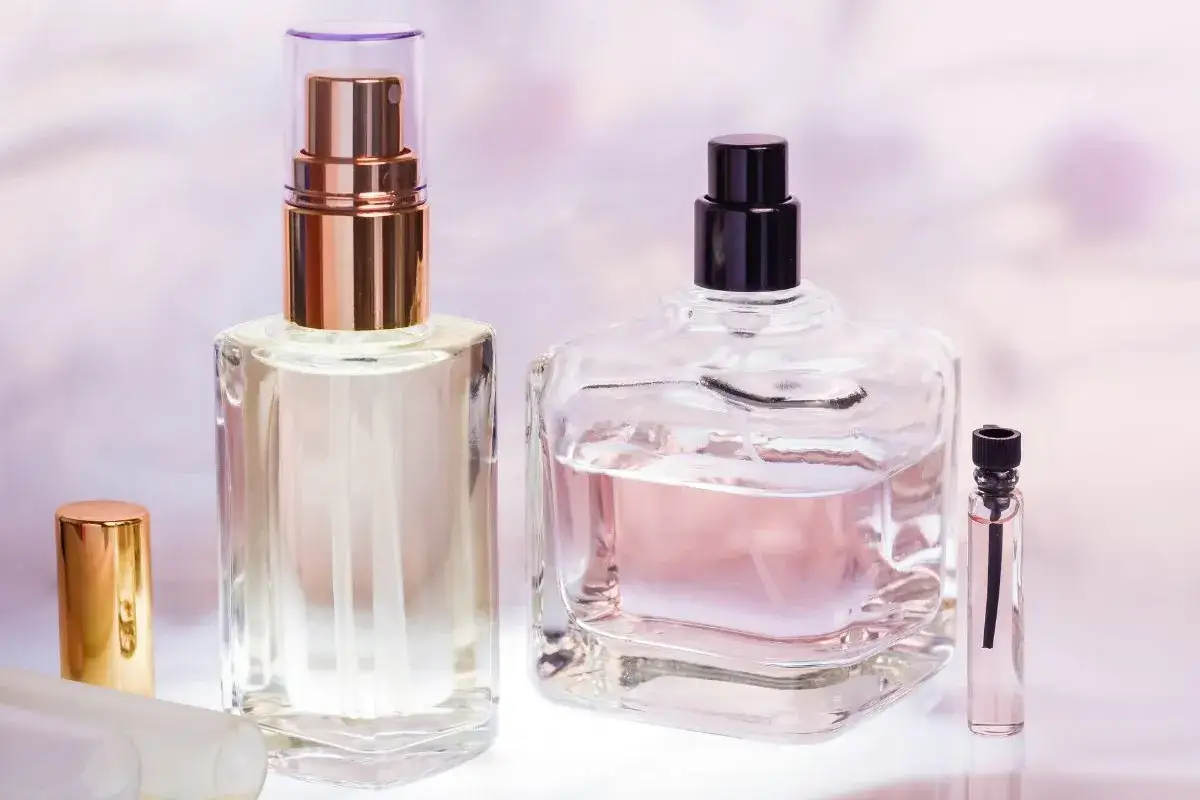 Eleganckie flakoniki z perfumami, w tym próbka, sugerują, że to dobre odpowiedniki drogich perfum.