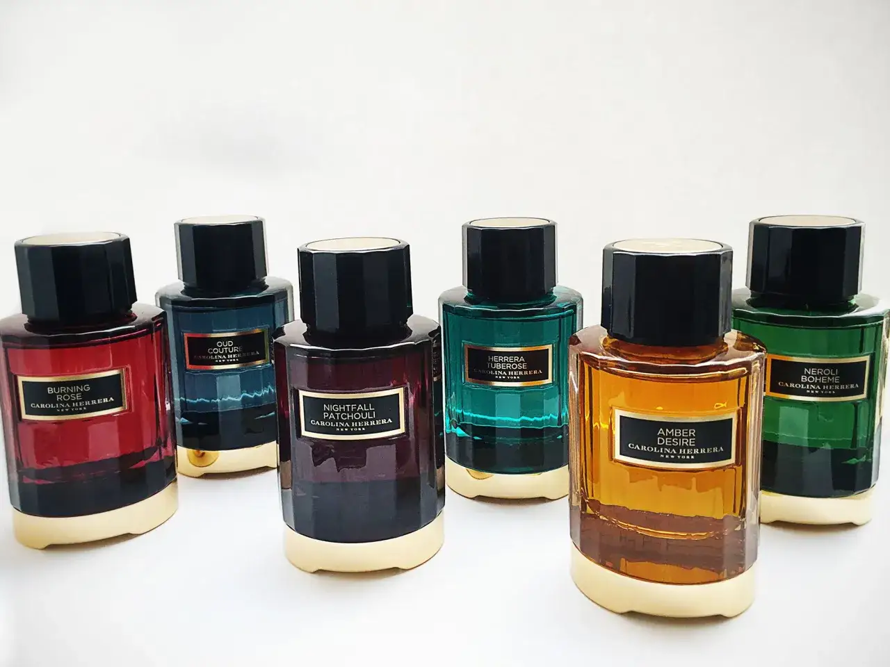 Kolekcja perfum Carolina Herrera: Burning Rose, Oud Couture, Nightfall Patchouli, Herrera Tuberose, Amber Desire, Neroli Boheme.