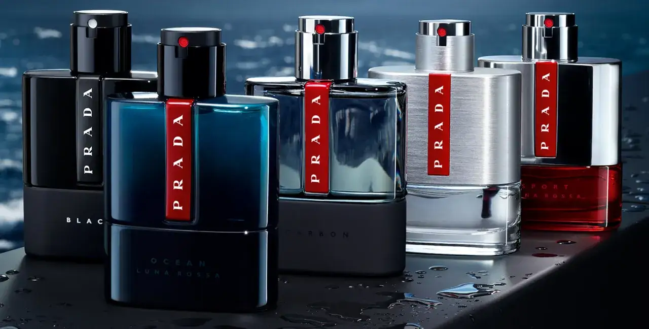 Flakony perfum Prada Luna Rossa Ocean, Black, Carbon i Sport stoją obok siebie.