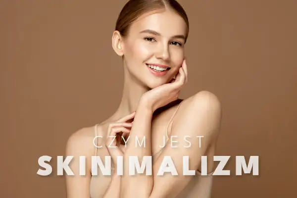 Uśmiechnięta kobieta z delikatną cerą, symbolizująca piękno i naturalność. Tekst: "CZYM JEST SKINIMALIZM".